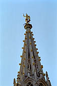 Bruxelles, Belgio - La Grand Place, l'Hotel de Ville (Stadhuis), dettaglio della guglia della torre con la statua dorata di San Michele e il diavolo.